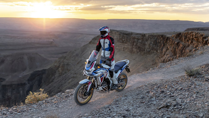 Honda CRF1100L Africa Twin Adventure Sports mentre percorre una pista sterrata.