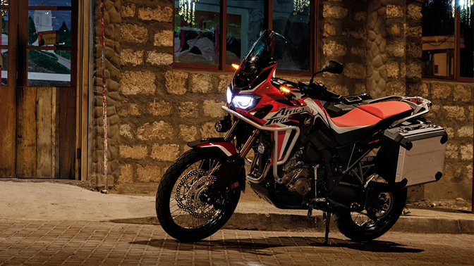 Honda Africa Twin parcheggiata all'esterno di un ristorante.