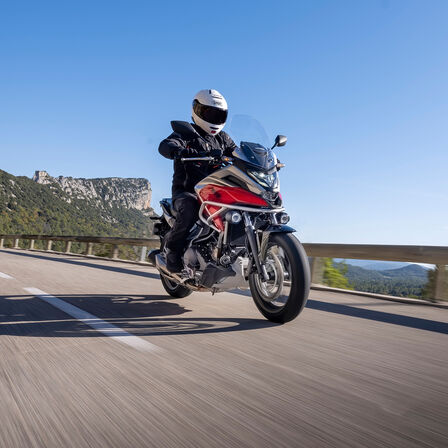 Vista anteriore di tre quarti dinamica della NC750X