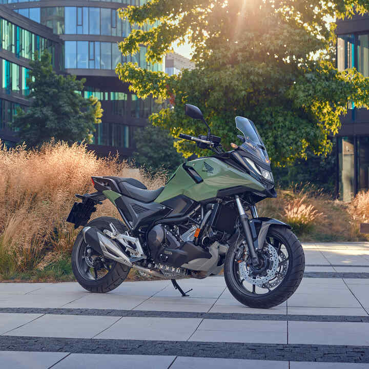 Motocicletta Honda NC750X parcheggiata in una zona cittadina.