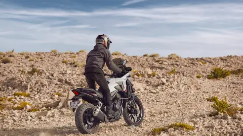 Vista posteriore di tre quarti di Honda NX500 guidata fuori strada