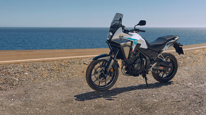 Immagine di Honda NX500 fuori strada vicino alla costa