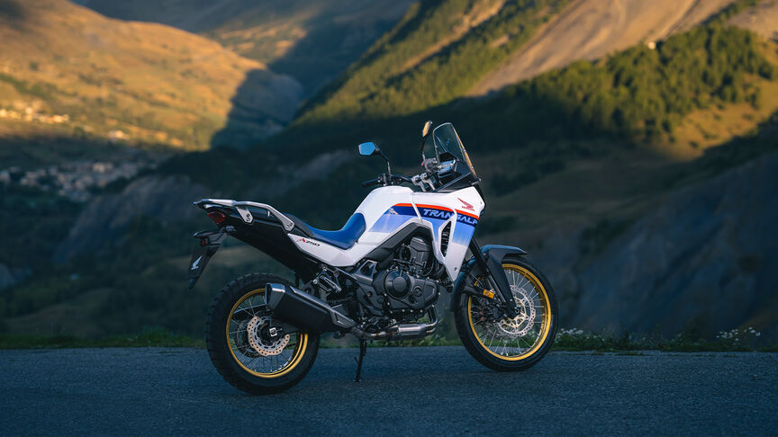 XL750 Transalp su strada di montagna.