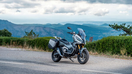 Vista anteriore statica di tre quarti di X-ADV