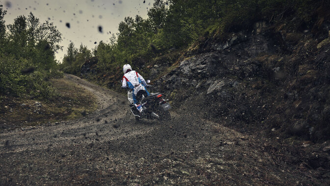 X-ADV che svolta su una strada sterrata