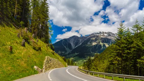 Strada tra montagne delle Alpi, Klosters-Serneus, Davos, Cantone dei Grigioni in Svizzera