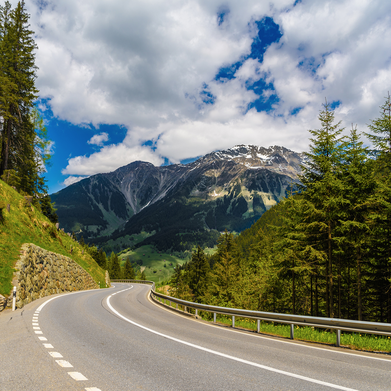Strada tra montagne delle Alpi, Klosters-Serneus, Davos, Cantone dei Grigioni in Svizzera
