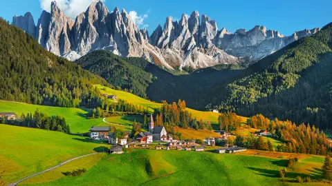 Villaggio di Santa Maddalena, un famoso luogo alpino con magiche montagne dolomitiche sullo sfondo, Val di Funes, regione Trentino Alto Adige, Italia