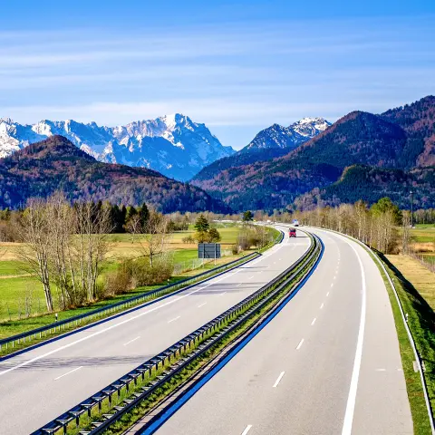 Autostrada nelle alpi europee, vicino a Garmisch-Partenkirchen
