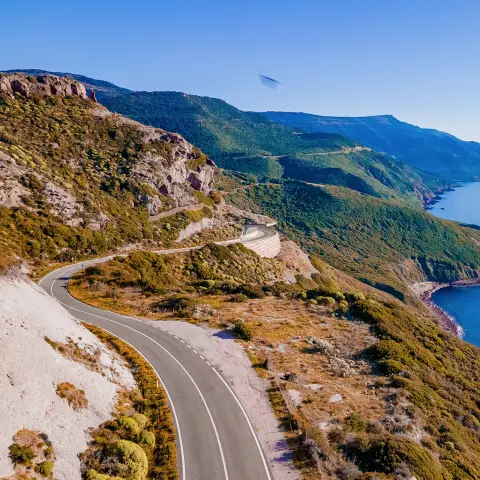 Strada panoramica da Alghero a Bosa nel nord Sardegna, ideale per le vacanze in moto