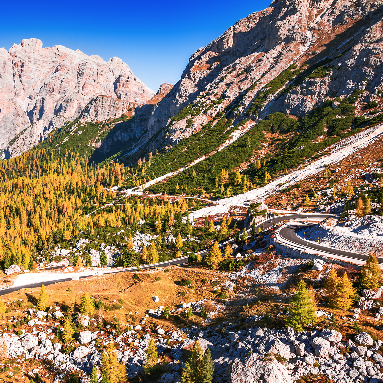Passo Valparola, Italia. Vista della serpentina in Tirolo, Alpi dolomitiche. Vista della Cima Cunturines (3.064 m) dal Passo di Valparola in autunno vicino a Cortina d'Ampezzo, Belluno in Italia