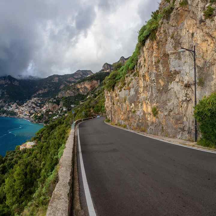 Strada panoramica su scogliere rocciose e paesaggio montano sul Mar Tirreno. Costiera Amalfitana, Positano, Italia. Viaggio avventuroso. Vista panoramica