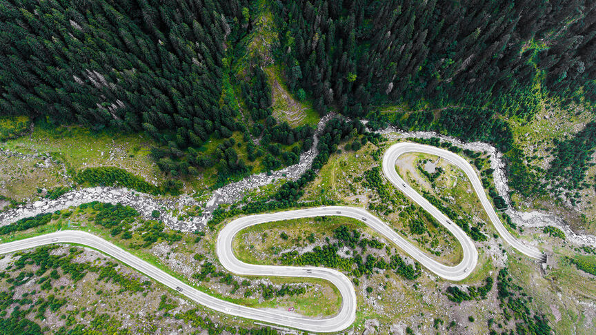 Strada che conduce ad Andermatt tra le alpi svizzere