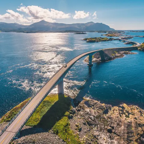 Ripresa aerea con drone dell'incredibile e famosa Atlantic Road in Norvegia.