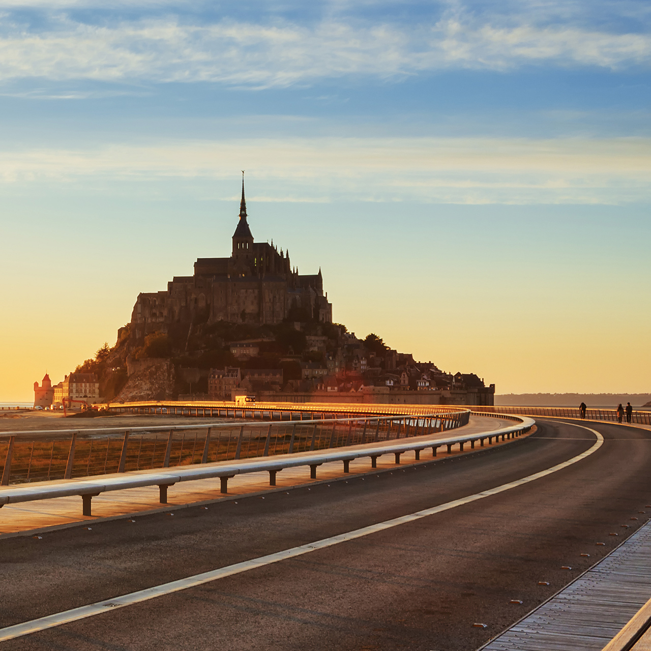 Strada per Mont Saint Michel al tramonto, Normandia. Francia.