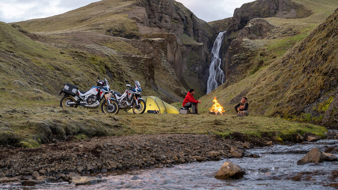 Honda CRF1100L Africa Twin Adventure Sports parcheggiata in un campeggio.