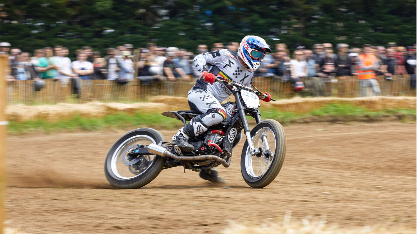 CRF450 Flat Tracker su pista.