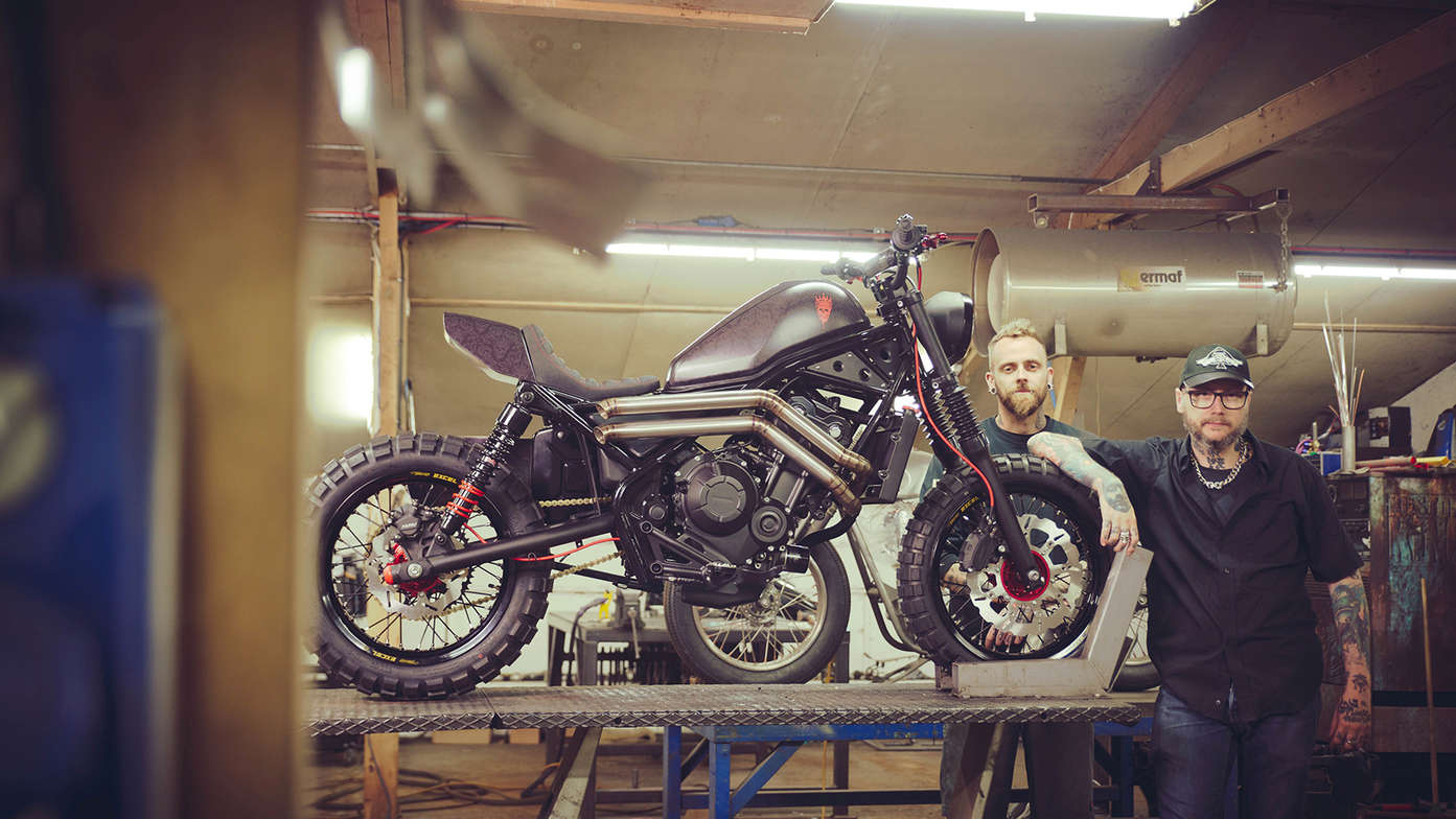 Russ Brown e Dan Gold in piedi accanto alla Honda Custom CMX500 Rebel.