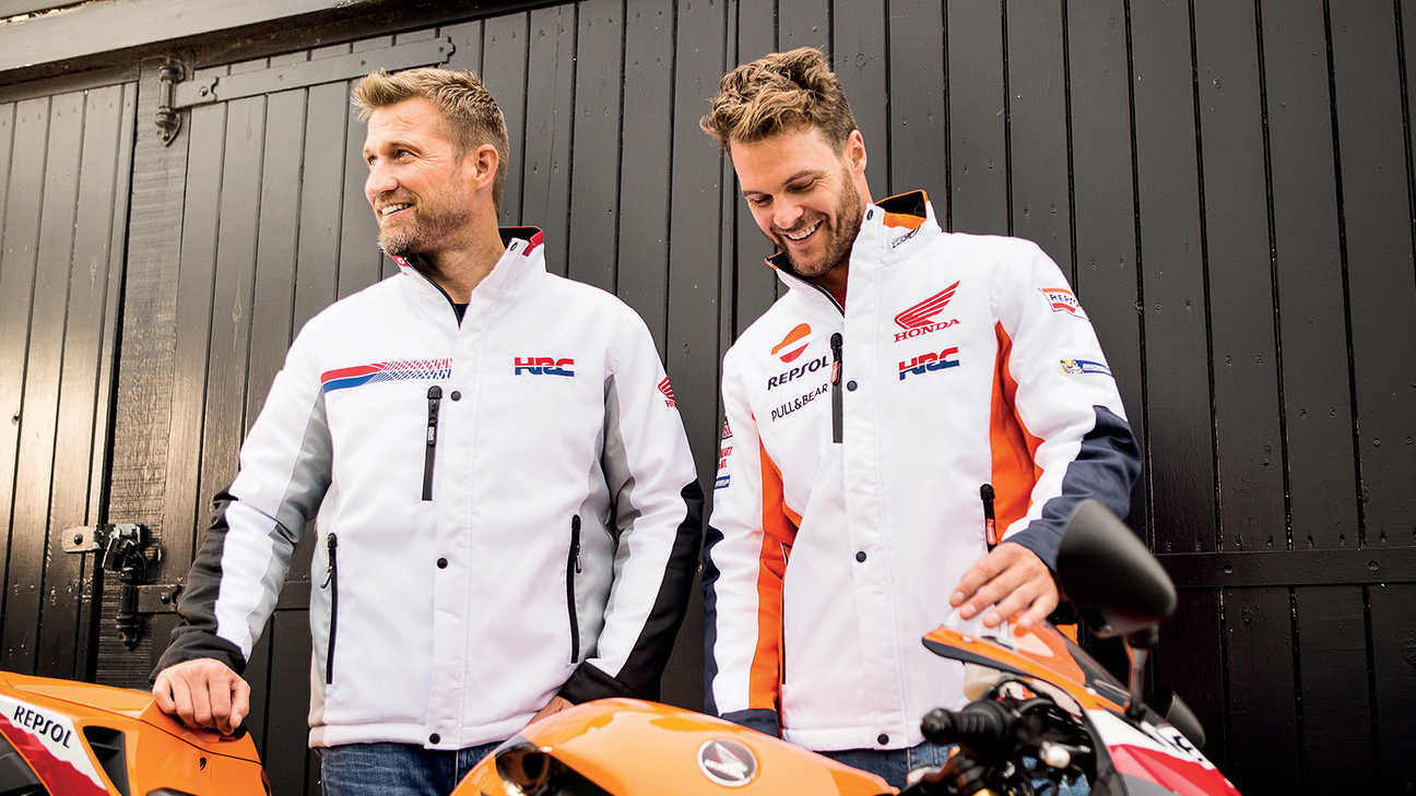 Due uomini sorridono mentre indossano giacche racing Honda bianche