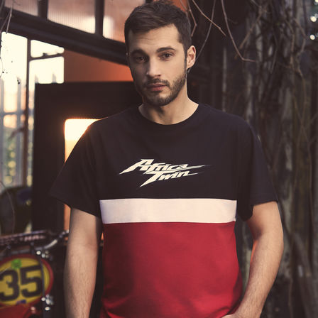 Uomo indossa la t-shirt vintage Honda con il logo Africa Twin.