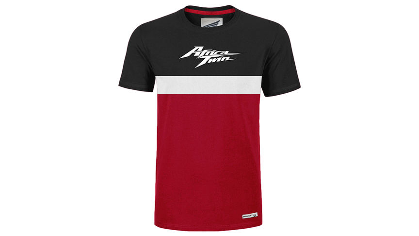 Uomo indossa la t-shirt vintage Honda rossa e nera con il logo Africa Twin. 