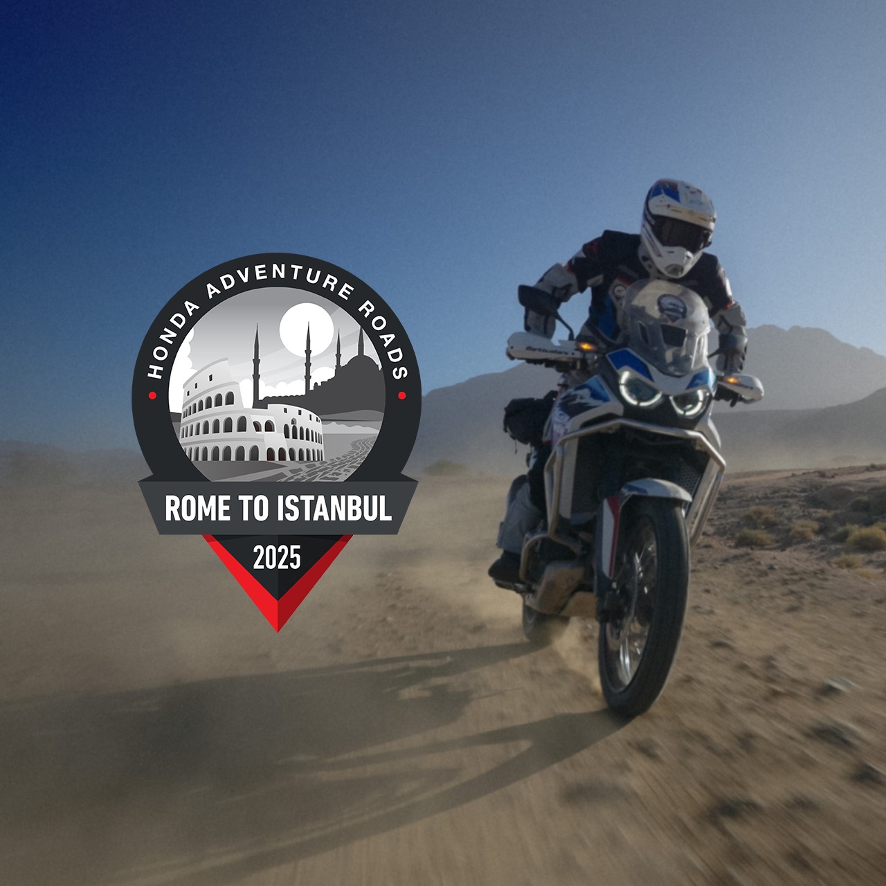 Pilota Honda Adventure Roads in Marocco su terreno polveroso.
