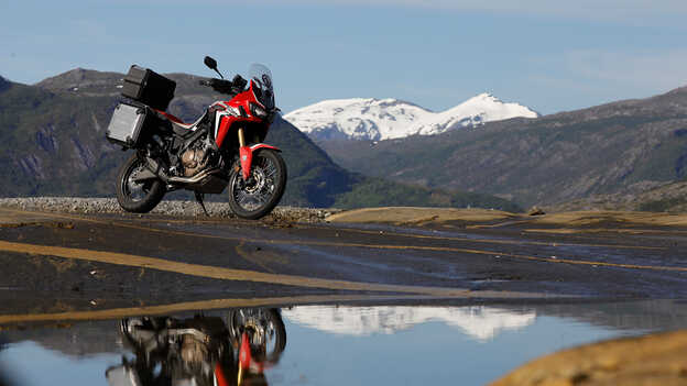 Scatto statico di Africa Twin con le montagne sullo sfondo