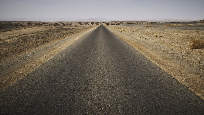 Lunga autostrada marocchina circondata dal deserto. 