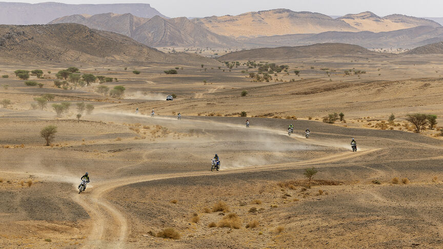 Paesaggio del Marocco con motociclisti Honda Adventure su strada.