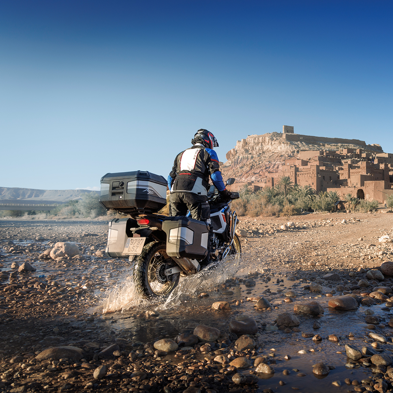 Vista posteriore di un motociclista su CRF1100 ATAS con accessori touring.