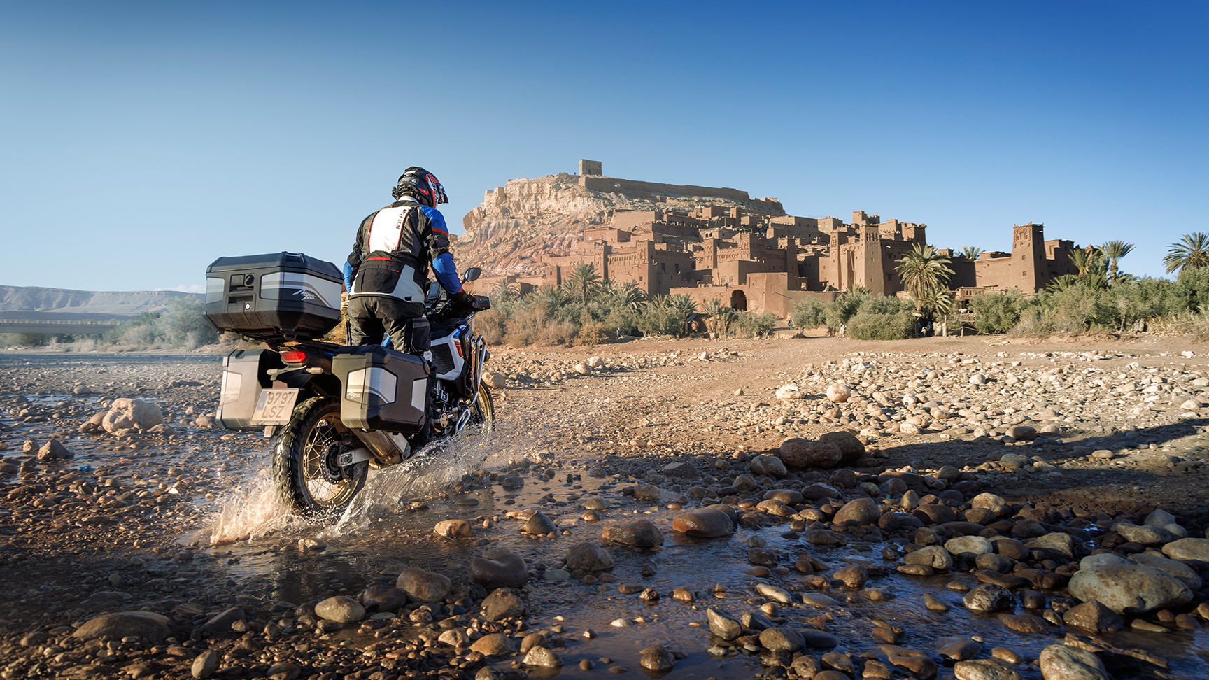 Vista posteriore di un motociclista su CRF1100 ATAS con accessori touring.