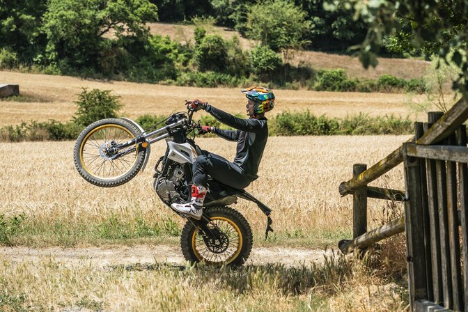 Toni Bou esegue uno stoppie