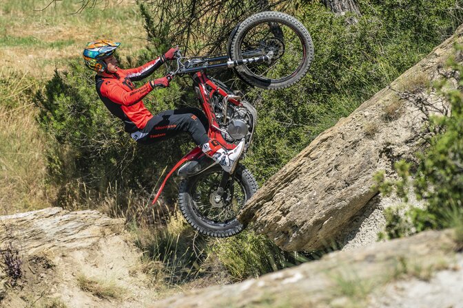 Toni Bou esegue uno stoppie