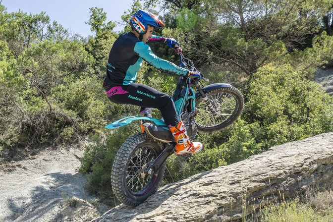 Toni Bou esegue uno stoppie