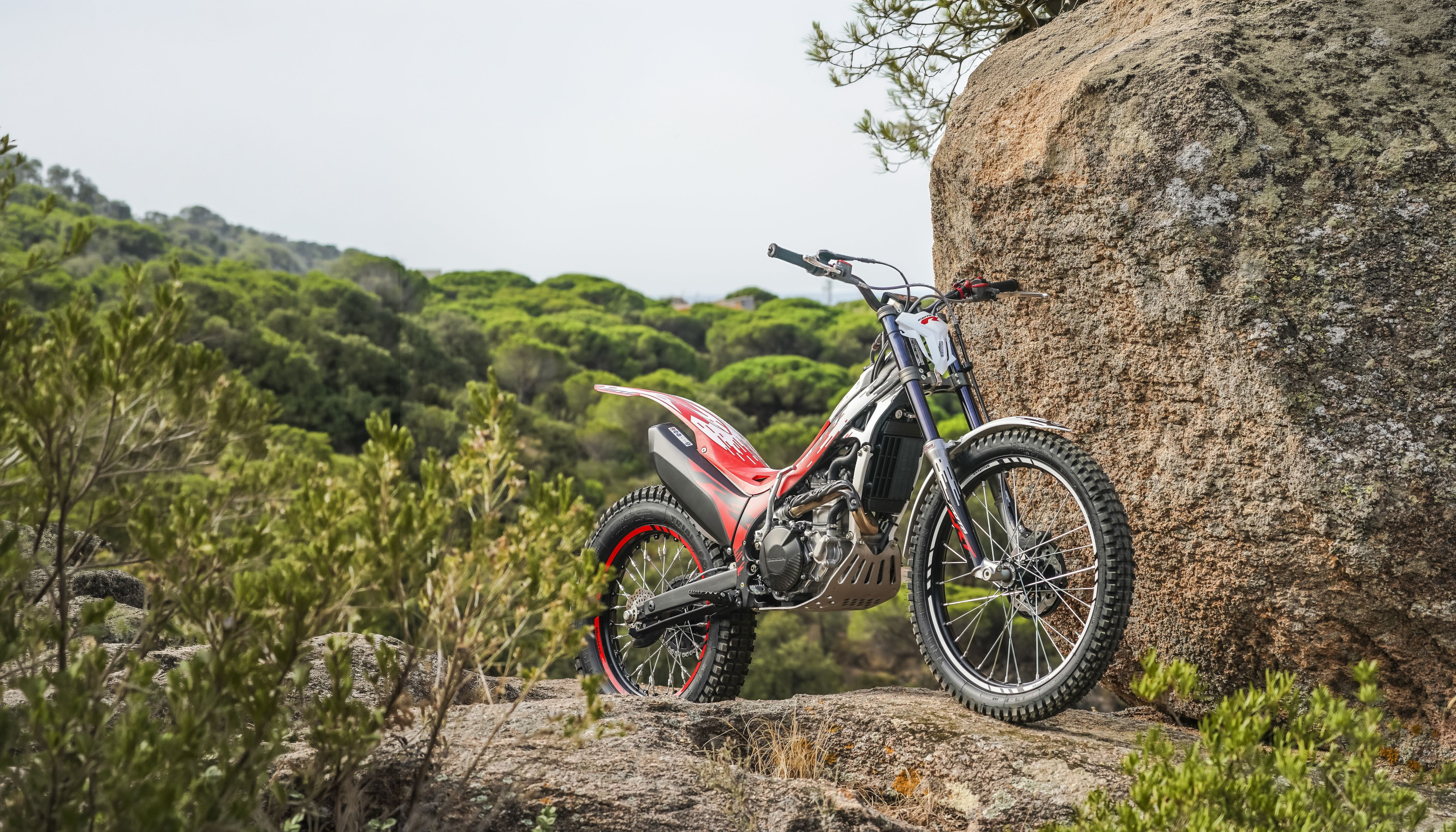 Moto da trial Montesa Cota 301RR su terreno roccioso all'aperto.