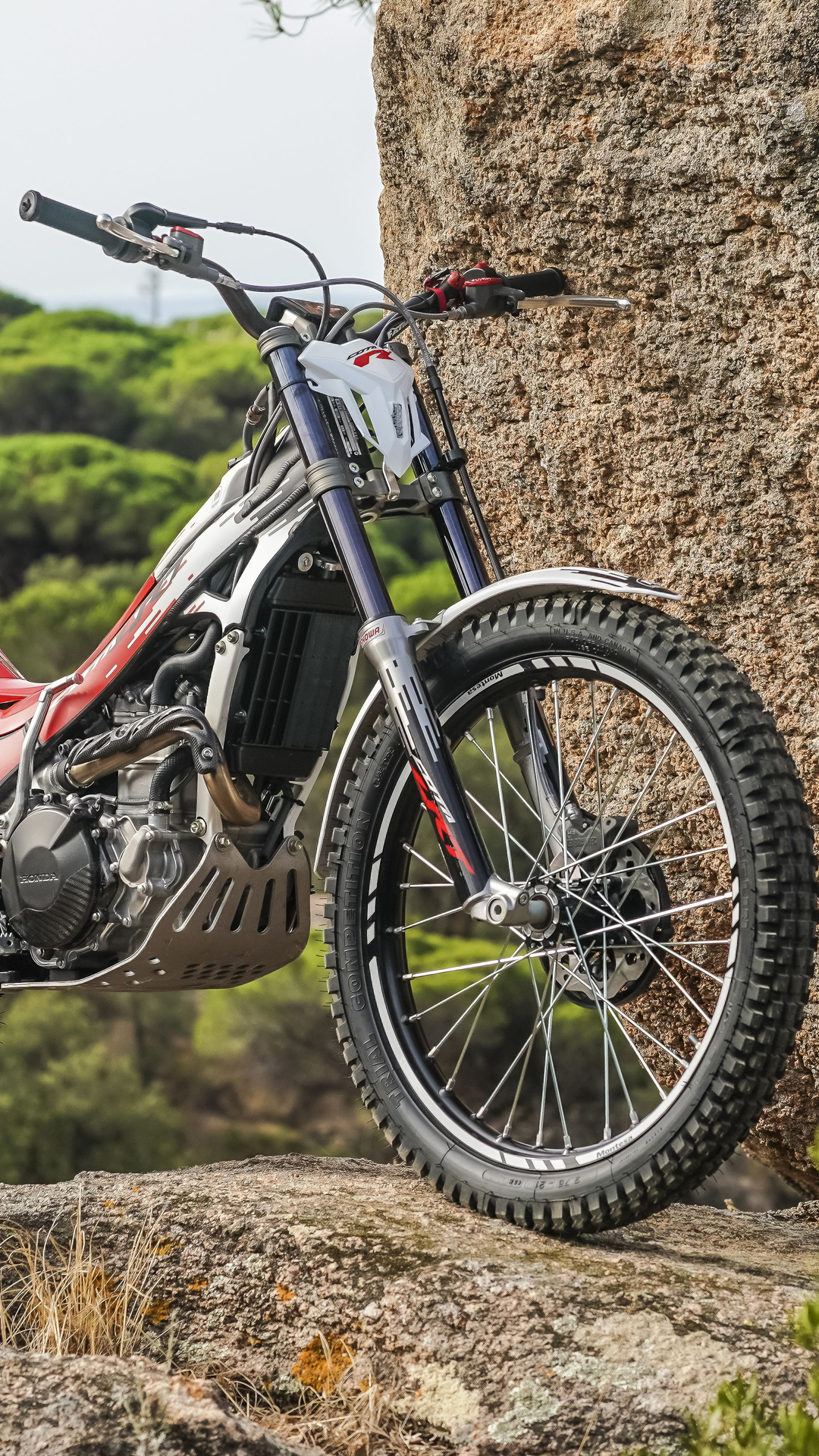 Moto da trial Montesa Cota 301RR su terreno roccioso all'aperto.