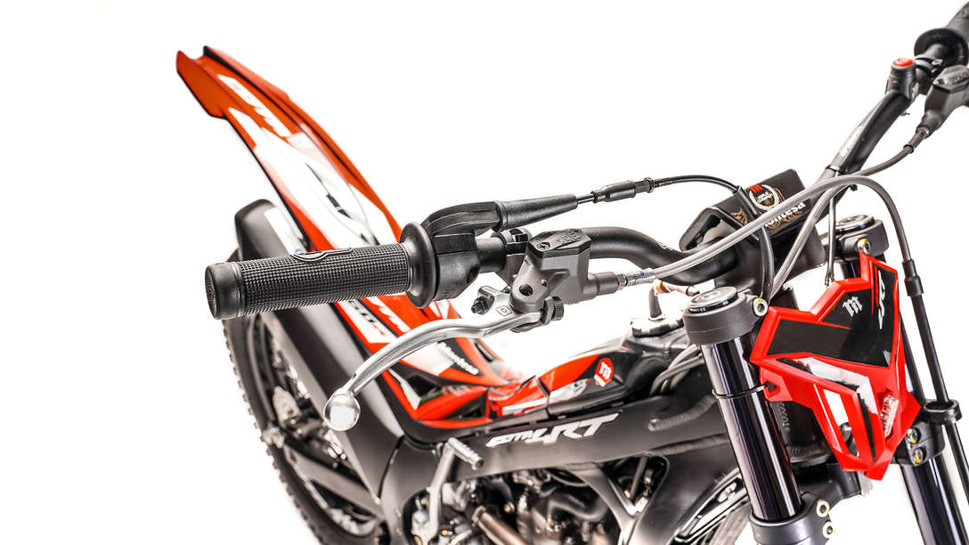 Vista anteriore di tre quarti della Honda Montesa Cota 4RT 260R.