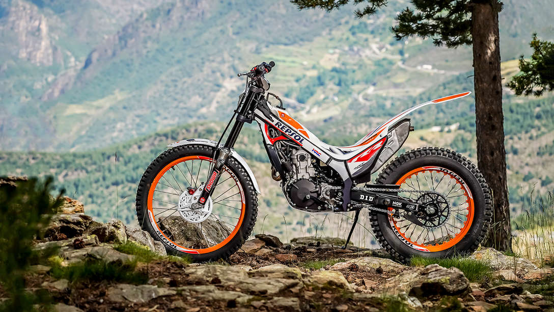 Honda Montesa Cota 4RT 301RR Race Replica lato sinistro in un paesaggio di montagna