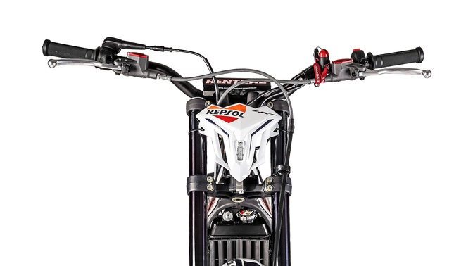 Vista frontale dettagliata del manubrio della Honda Montesa Cota 4RT 301RR Race Replica.