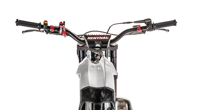 Vista posteriore dettagliata del manubrio della Honda Montesa Cota 4RT 301RR Race Replica.