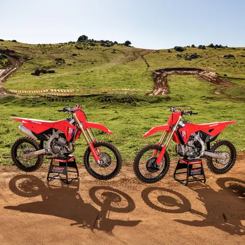Immagine frontale dinamica della Honda CRF250R in pista con il pilota MX