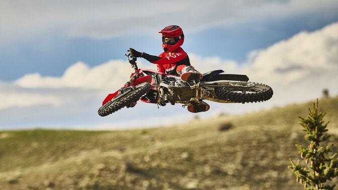 Honda CRF450R in pista con il pilota di motocross