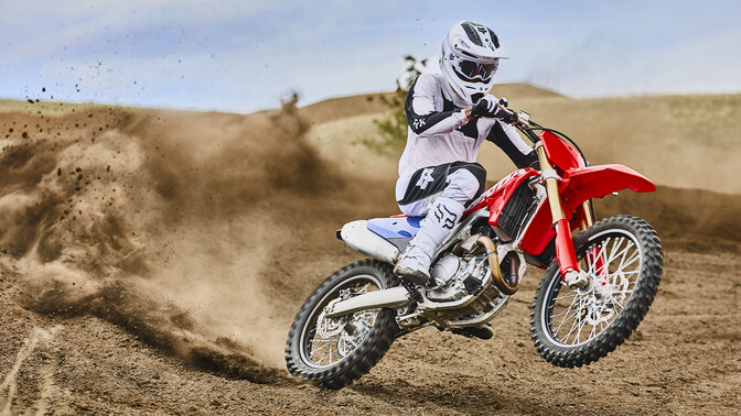 Honda CRF450R in pista con il pilota di motocross