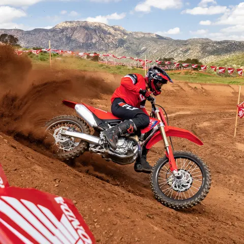 Honda CRF450R in pista con il pilota di motocross