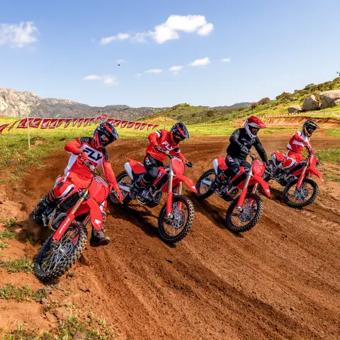 Honda CRF450R su pista con un pilota di Motocross