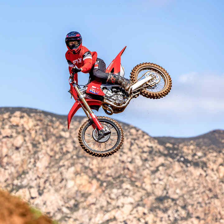 CRF450R in pista con il pilota MX