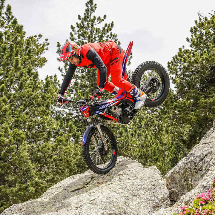 Toni Bou in sella a una Montesa 4RT 301RR