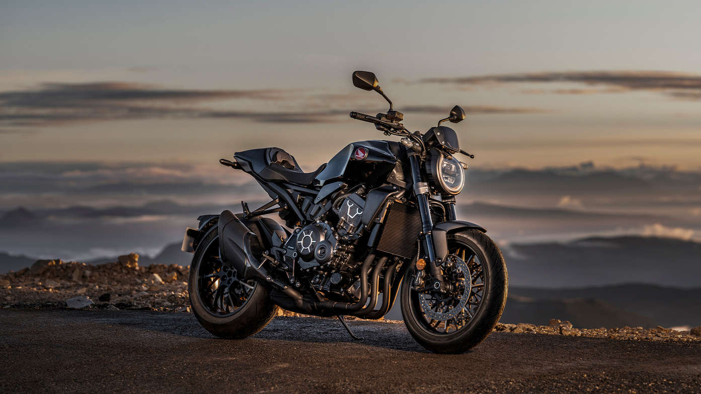 CB1000R Black edition, vista di tre quarti destra, statica, in cima alla montagna