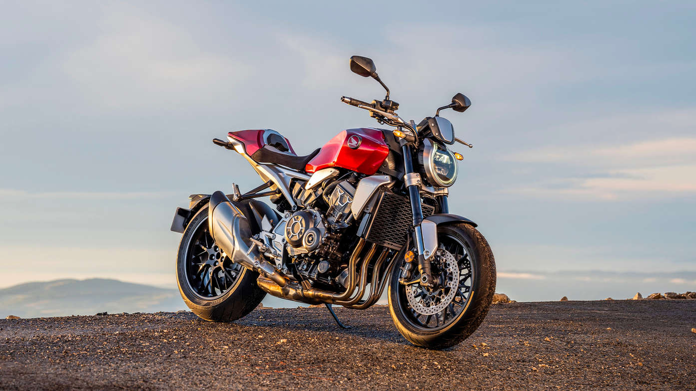 CB1000R rossa, vista di tre quarti destra, statica, in cima alla montagna