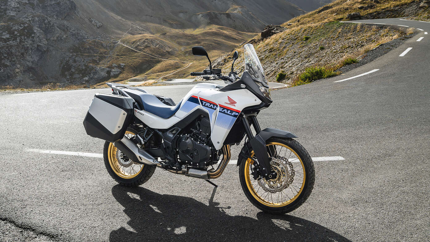 Honda XL750 Transalp su un passo di montagna